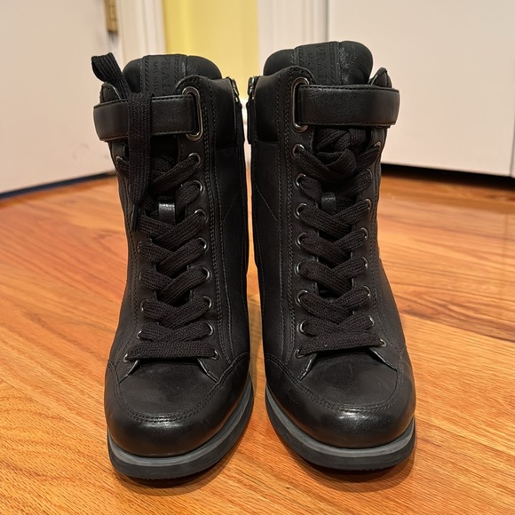 Women Prada boots ,37,5 - Picture 2 of 3